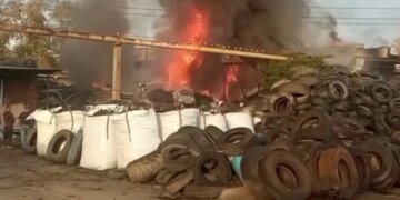 В российском Екатеринбурге внезапно загорелись покрышки на промзоне. ВИДЕО