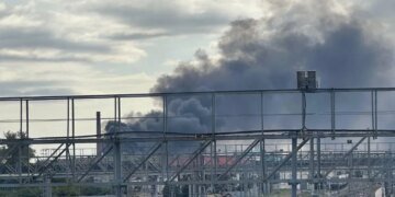 В российском Омске произошел масштабный пожар на военном заводе. ВИДЕО