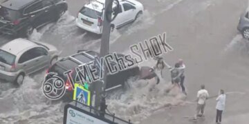 В Молдове поток воды снёс девушек прямо под колёса авто, в соцсетях показали ВИДЕО