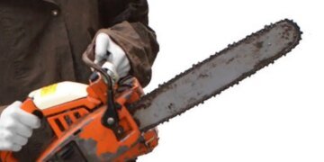 В РФ четверо мужчин с бензопилами напали на магазин