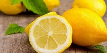 Потечет как из бутылки: как выжать сок лимона, не разрезая его. ВИДЕО