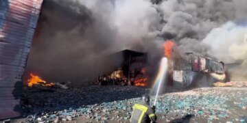 В российском Уссурийске горит склад: пожарные ведут борьбу с огнем. ВИДЕО