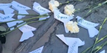 «Требуем мира!»: москвичи возложили цветы к памятнику Лесе Украинке