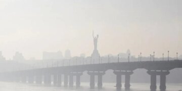 Снова нечем дышать: киевлян просят не открывать окна и не покидать дома