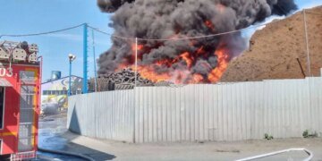 В Ростовской области БПЛА упал на склад лесоматериалов, вспыхнул пожар. ВИДЕО
