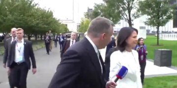 “Не трогайте меня!” – кремлевский корреспондент агрессивно преследовал Бербок. ВИДЕО