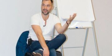 Арестович влип в скандал из-за ФОТО с известной блогершей