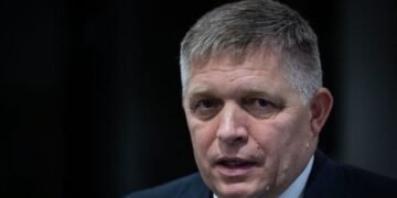 Прем’єр Словаччини Фіцо, який пережив нещодавно замах, отримав конверт з кулею