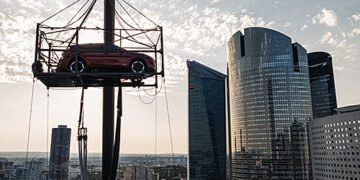 Заради світового рекорду: новий Nissan Qashqai 2024 із водієм скинули з висоти 65 м. ВІДЕО