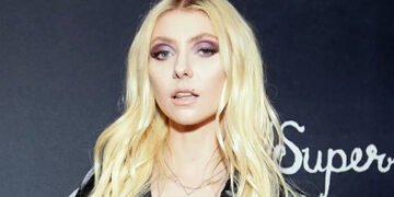 Співачка Тейлор Момсен вийшла на червону доріжку топлес. ФОТО