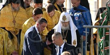 Знак божий? Главу РПЦ повели під руки до “швидкої” прямо з “хресної ходи” у Петербурзі