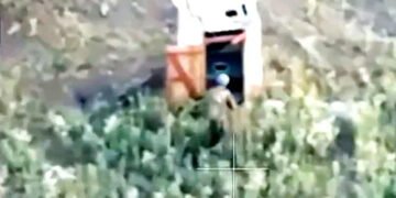 Як жив, так і помер: окупант захопив вуличний туалет, але завдяки ЗСУ змішався з його вмістом. ВІДЕО