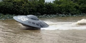 Майже злітає: винахідник створив футуристичний човен-“летючу тарілку”. ВІДЕО
