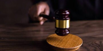 “Тато року” влаштував із 14-річним сином серію пограбувань, а в суді усе звалив на нього