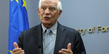 Боррель закликав Захід збільшити допомогу, аби не дати Росії занурити Україну в темряву