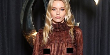 Без бюстгальтера: знаменитості блиснули оголеними грудьми на Тижні моди у Парижі. ФОТО