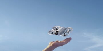 DJI представила маленький дрон, который умещается в ладонь и управляется жестами