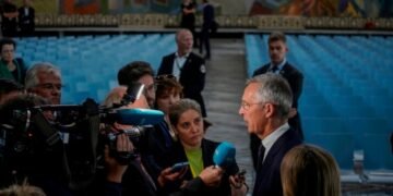 Столтенберг: Украина имеет право защищаться, в том числе – ракетами дальнего радиуса действия