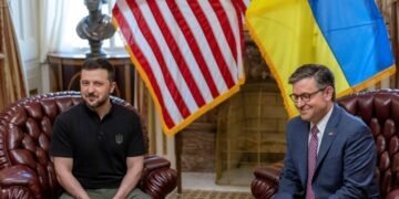 Спикер Джонсон призвал Зеленского отстранить от должности посла Украины в США