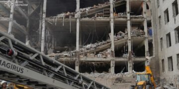 Число погибших от российского ракетного удара по Полтаве возросло до 55 человек