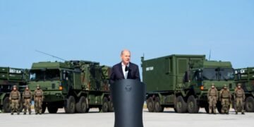 Шольц: Германия не собирается ослаблять военную поддержку Украины