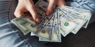Курс долара трохи знизився: свіжий курс в обмінниках України