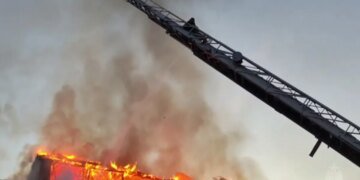 В России загорелось здание филиала «РЖД»: причины пожара не сообщаются. ВИДЕО