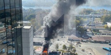 В Москве горит гостиница, валит черный дым