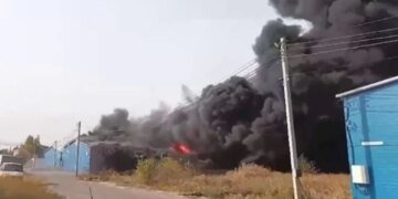 В России под Воронежем горит склад. ВИДЕО