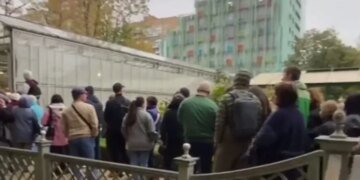 Москвичи, не жалея детей, давили друг друга за бесплатную тыкву. ВИДЕО