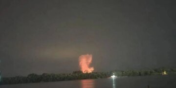 Обломки летают над Ейском: на Кубани взрывается база хранения “Шахедов”. ВИДЕО