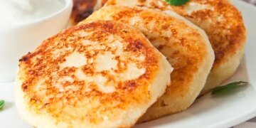 Швидкий перекус для схуднення: білкові сирники за 10 хвилин