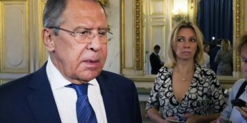 Лавров за спиной Путина матюкается и вытаскивает козявки. ВИДЕО