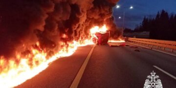 Движение на Санкт-Петерубрг заблокировано: на дороге горит цистерна. ФОТО, ВИДЕО