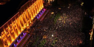 В Тбилиси студенты вышли на протест и прогнали Z-пропагандистов. ВИДЕО