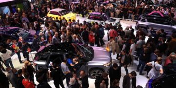 Чем удивил Парижский автосалон: яркие концепты, битва электромобилей и электросамолет