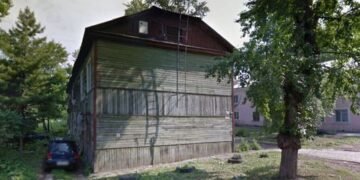 Головне – НАТО перемогти: росіян змушують знести аварійну халупу власним коштом