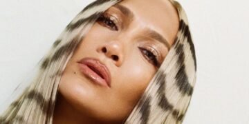 Топлес і з ефектною зачіскою: Дженніфер Лопес знялася у “дикій” фотосесії