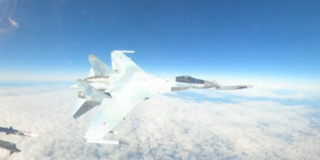 Небезпечні “забавки”: російський Су-35 ледь не врізався в F-16 у небі над Аляскою