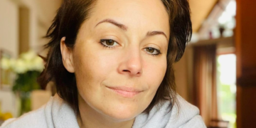 Даша Малахова зізналася, що вже 3 роки зберігає прах батька: “Не можемо з ним розстатися”