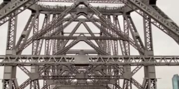 В Австралії 5,5 тисяч оголених людей зібралися на мосту заради перформанса