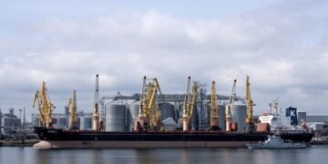 В Одессе российским обстрелом повреждено судно под флагом Палау