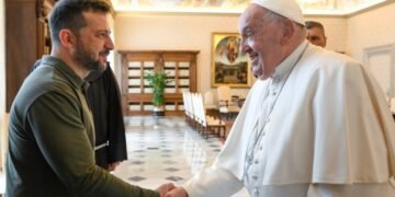 Зеленский попросил папу Франциска помочь освободить украинских пленных