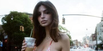 Емілі Ратаковскі зробила “голе” селфі