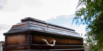 Необхідний бар’єр: чому так важливо ховати людей у трунах, а не просто в землі