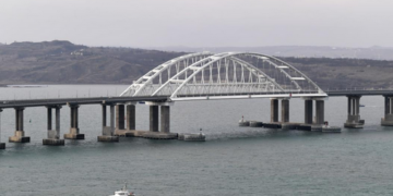 Бонові загородження не хочуть захищати Керченський міст і плавають поблизу Керчі