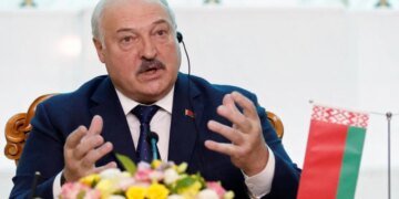Договаривались, как сдаться в плен: Лукашенко рассказал о звонках от украинских генералов
