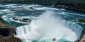 Мама с двумя детками  прыгнула в Ниагарский водопад: подробности трагедии