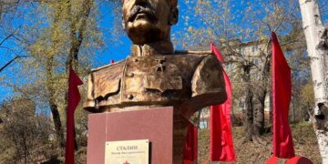В России продолжают открывать памятники Сталину. ВИДЕО