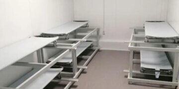 Стоит в РФ огромный морг: российский военный не смог сосчитать количество гробов. ВИДЕО